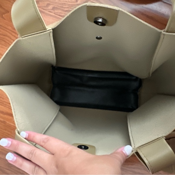 Elegant Tan Tote Bag - Picture 3 of 3